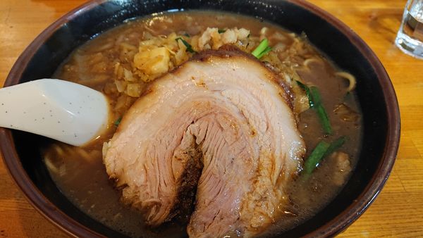 「にんにく醤油ラーメン(750円)＋大盛り(150円)」@麺処 らふてるの写真