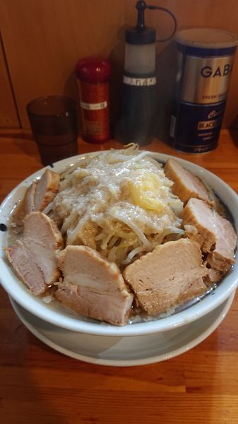 「チャーシュー麺大盛  野菜  ニンニク  油」@連の写真