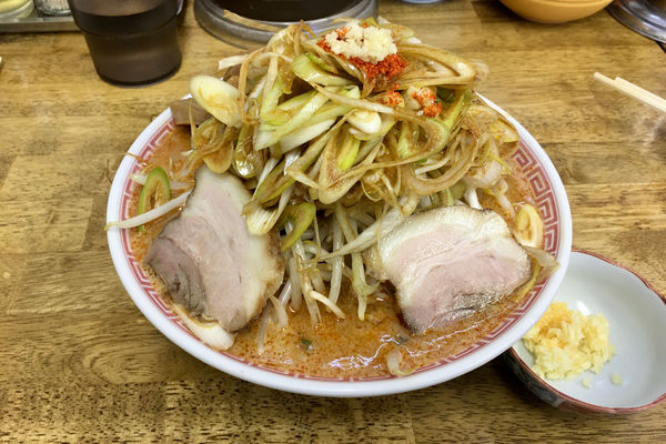 「【冬季期間限定】辛味噌ラーメン＋辛ねぎトッピング＋ニンニク」@中華蕎麦 丸め 東久留米店の写真