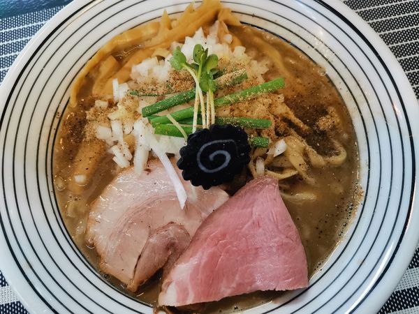 「濃厚背脂鬼煮干し」@niboshi noodle 烏の写真