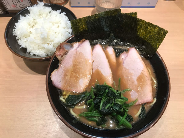 「チャーシューラーメン並とライス」@輝道家直系 皇綱家の写真