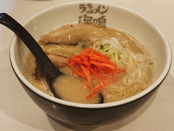 「とんこつラーメン」@ラーメン海鳴 福岡空港店の写真