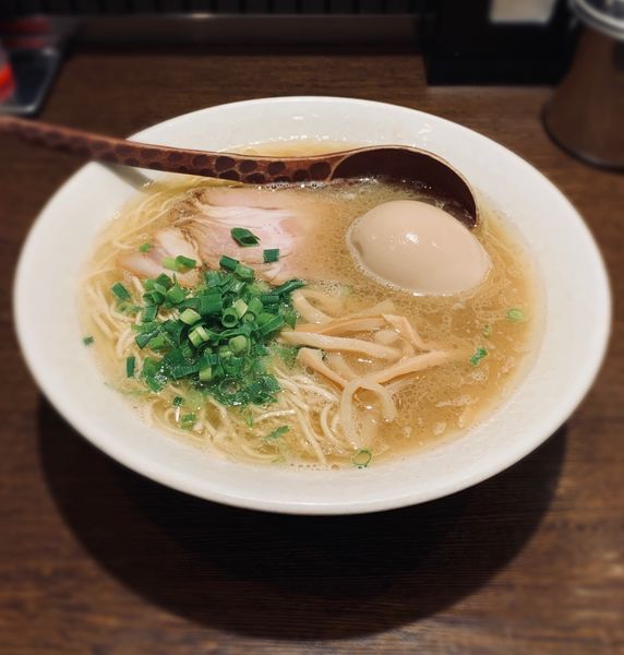 「博多らぁめん（固め￥720）＋味玉（￥110）」@麺処 むささんじんの写真