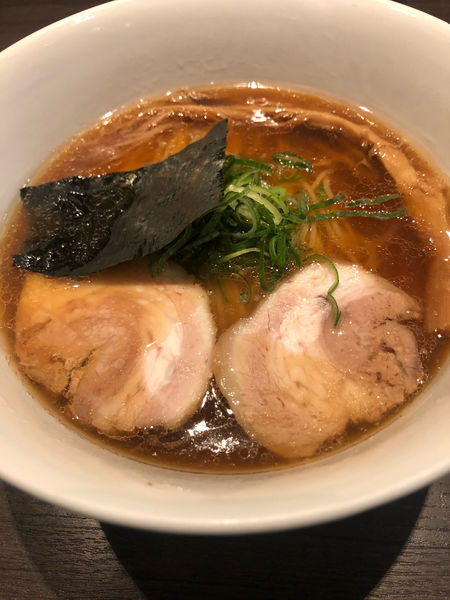 「醤油ラーメン」@支那そばや 本店の写真