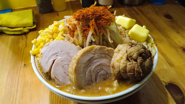 「限定/味噌らーめん+大盛り+豚増し+バターW」@自家製麺 まさきの写真