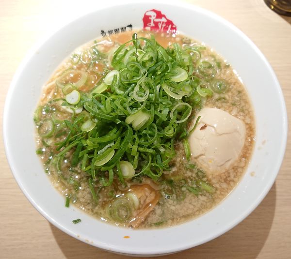 「ラーメン(並)＋半熟玉子＋九条ネギ」@京都銀閣寺 ますたにラーメン 日本橋本店の写真