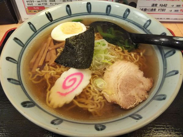 「しょうゆラーメン　＋ゆで玉子：ランチサービス」@焼肉 権兵衛の写真
