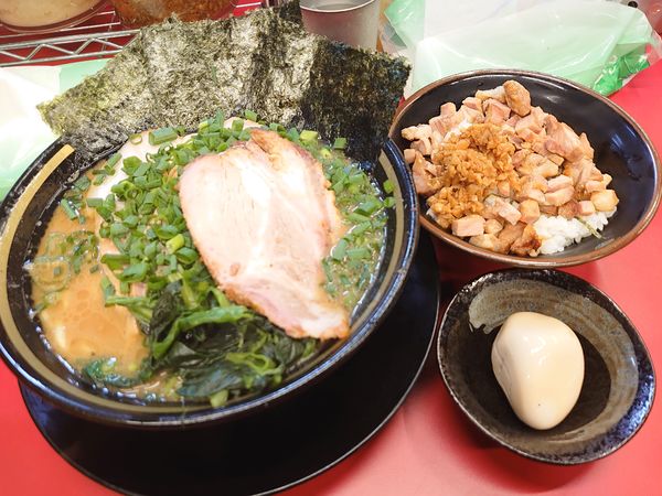 「ラーメン700円(トッピング:万能ネギ150円)」@柏 王道家の写真