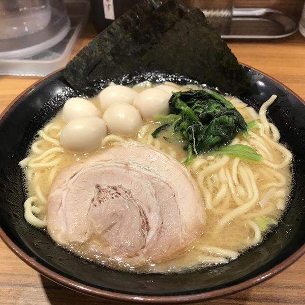 「ラーメン（￥700）＋うずらⅤ(クーポン）」@家系ラーメン 壱角家 青物横丁店の写真
