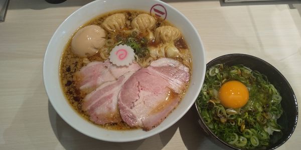 「特中華そば大盛り1050円+月見葱めし250円」@横浜中華そば 維新商店 みなとみらい店の写真
