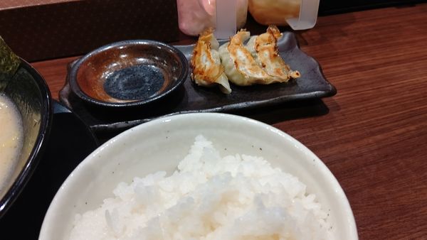 「夜のセット(ライス中&餃子３個）２７０円」@横浜家系ラーメン きがる家 豊田本新町本店の写真