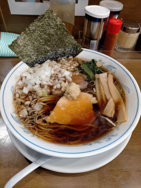 「生姜醤油ラーメンさらし玉ねぎ」@らーめん曳舟の写真