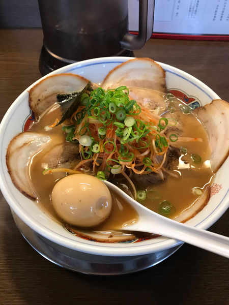 「醤油ネギチャーシューめん+半熟煮玉子」@かめ福の写真
