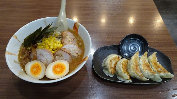 「みそまかないらーめん（1,050円）＋ミックスぎょうざ」@らーめん治 らいおん 百草店の写真