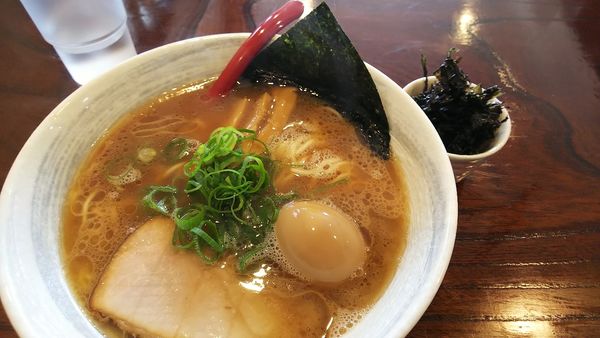 「醤油ラーメン、煮卵、黒バラ海苔添え」@ラーメン ともの写真