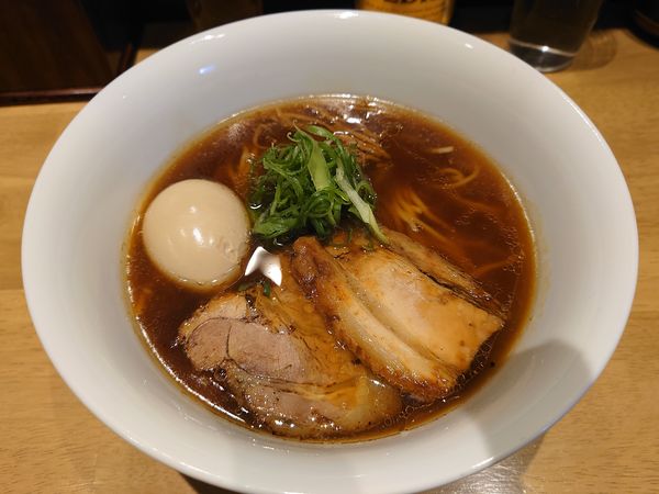 「醤油らぁ麺880円＋味玉120円＆ビール」@らぁ麺や 嶋の写真