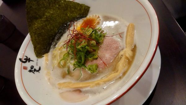 「特製牛骨ラーメン(塩)」@牛骨白湯ラーメン 牛賀の写真
