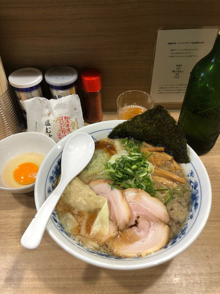 「背脂醤油ラーメン＋ワンタン×2＋生卵＋ハートランド」@覆めん 花木の写真
