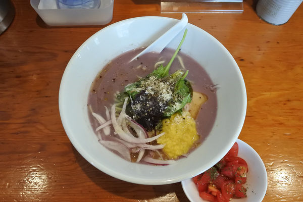 「ムラサキ￥９８０＋刻みトマト￥１５０」@麺屋 ブルーズの写真