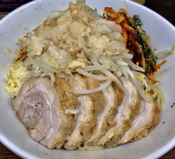 「小ぶた880　汁なし80　ニラキムチ80　卵黄なしー50」@ラーメン二郎 横浜関内店の写真