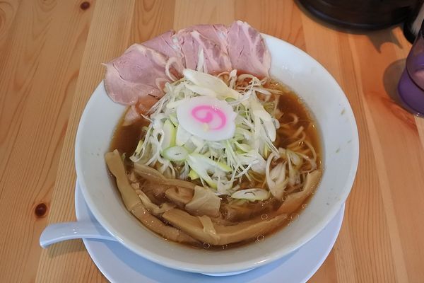 「鶏中華そば￥８５０＋ネギ増し￥８０」@鶏そば わたるの写真