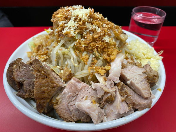 「豚Wまぜそば 315g」@自家製太麺 ドカ盛 マッチョ 難波千日前店の写真