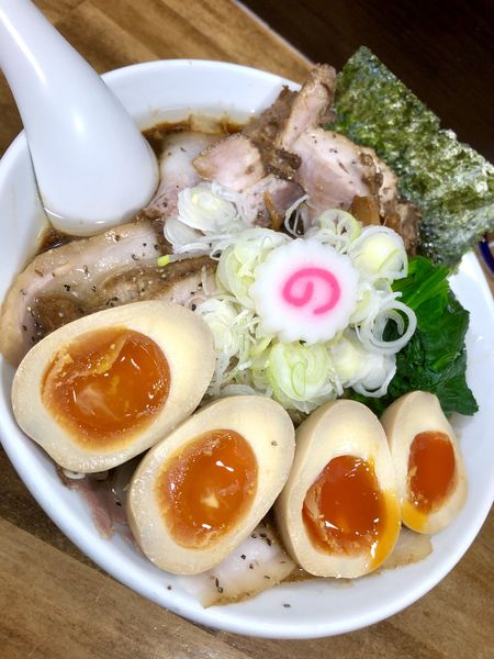 「【夜限定】オラブラックラーメン 味玉+味玉+ほうれん草」@オランダ軒の写真