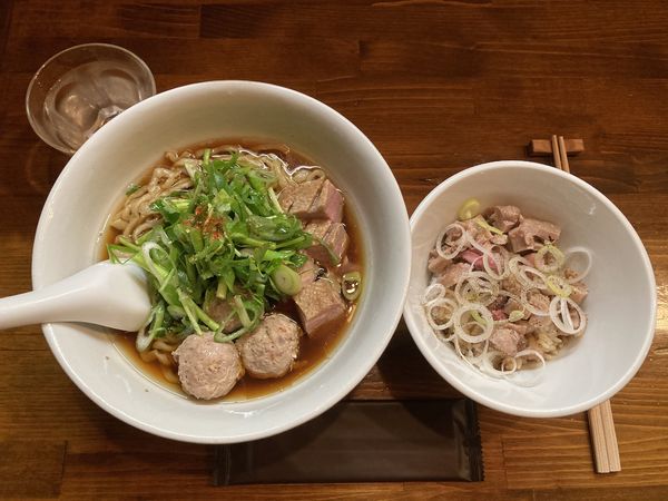 「【限定】季節のら〜めん　鴨のら〜めん＋鴨肉増し＋鴨肉ごはん」@らーめん かねかつの写真