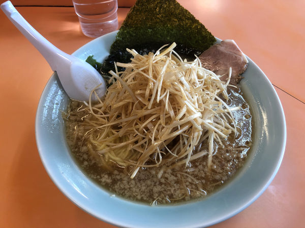 「クリスマスネギラーメン　ネギ増し　麺硬め」@ラーメンショップ 味源 朝霞店の写真