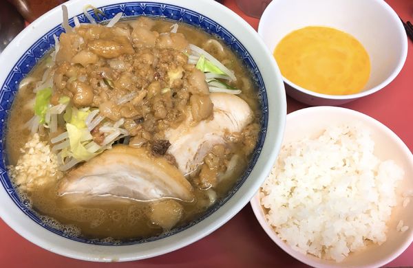 「ラーメン麺少なめニンニクアブラ＋生たまご＋ライス」@ラーメン二郎 桜台駅前店の写真