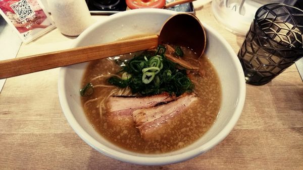 「京都屋台味醤油ラーメン_740円＋税」@よってこや 新宿南口店の写真