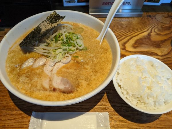 「玉子とじラーメン　大盛り　935円　少ライス無料」@萬珍軒の写真