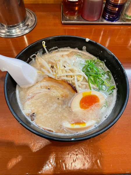 「豚骨ラーメン＋煮たまご」@初代 秀ちゃんの写真