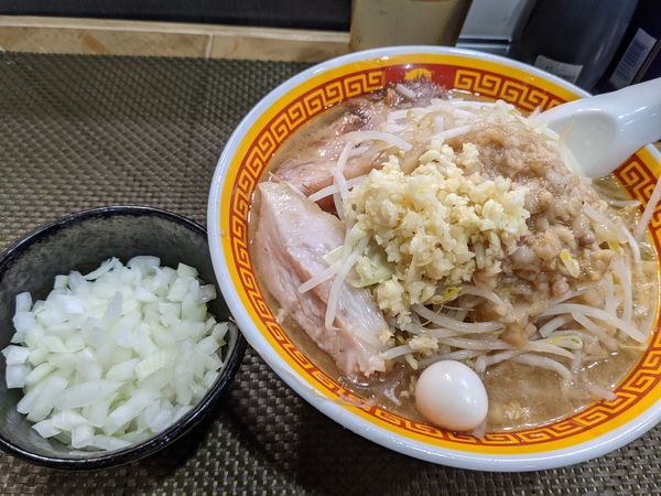 「ラーメン（豚1枚、ニンニク、アブラ増し）＋タマネギ」@えどもんどの写真