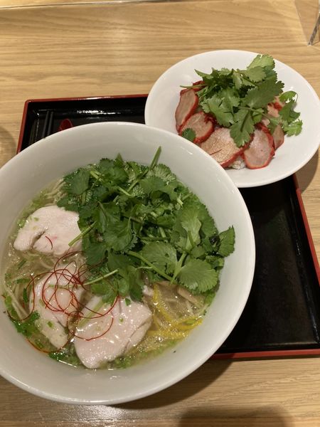 「パクチー天華塩ラーメン」@パクチージョーズ BINO銀座店の写真