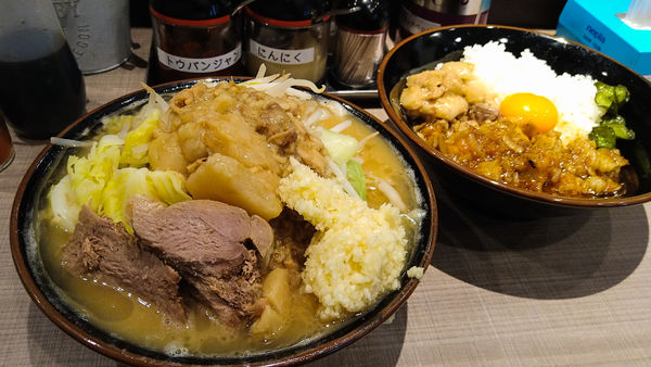 「ニンニク野菜らーめん+パンチライス」@麺屋 よし○の写真