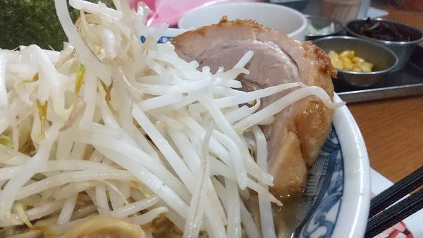 「#ラーメン #770円 #味付き脂 #きくらげ #葱 #コーン」@ラーメン ぶぅさんの写真