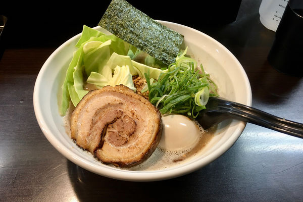「フレッシュキャベツのもっこす熊本ラーメン＋味玉」@ラーメンくれはの写真