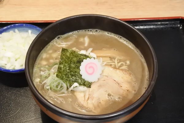 「濃いニボ800＋刻み玉ねぎ増し50」@煮干しラーメン 弐庵の写真