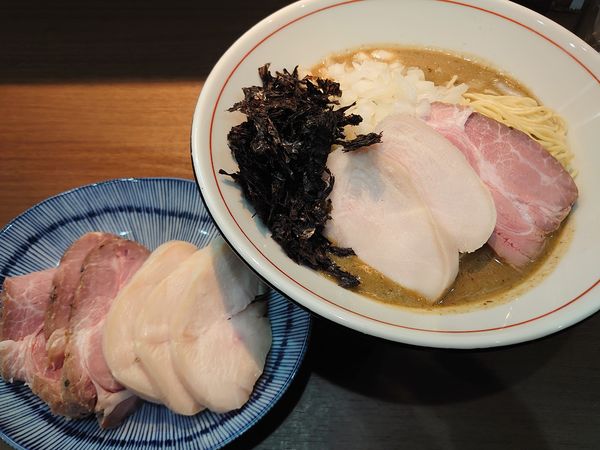 「濃厚煮干ソバ+肉増し(1200円)」@Noodle&Spice curry 今日の1番の写真