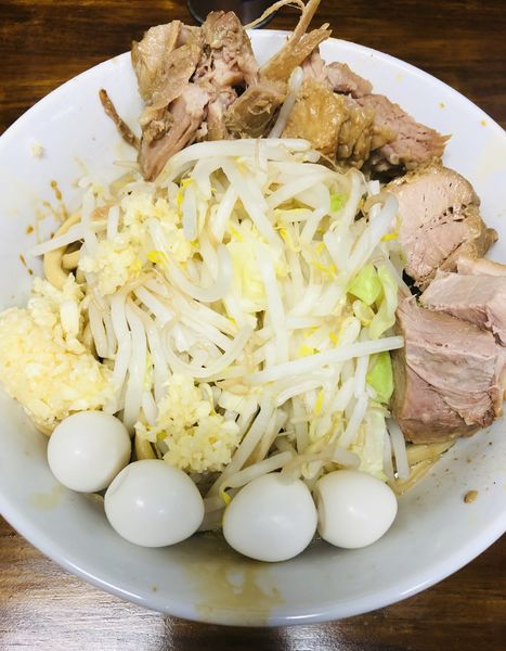 「小ラーメン麺少なめ(トッピング　豚マシ+うずら)1070円」@劇的ラーメン 雑把®の写真