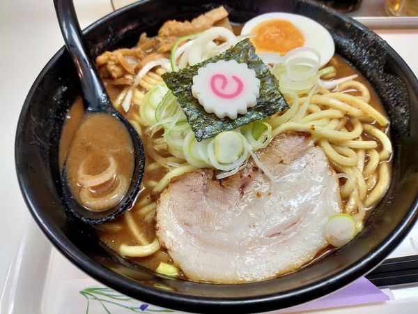 「濃厚らーめん 中盛 麺硬め ¥810」@らーめん・つけめん 満帆 太田本店の写真