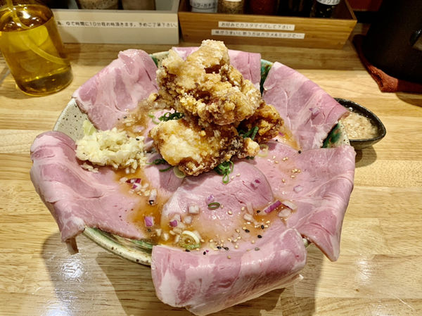 「らうどＳ＋鶏もも唐揚げ＋レアチャーシュー＋味付け背脂」@自家製麺屋 知多らうど2669の写真