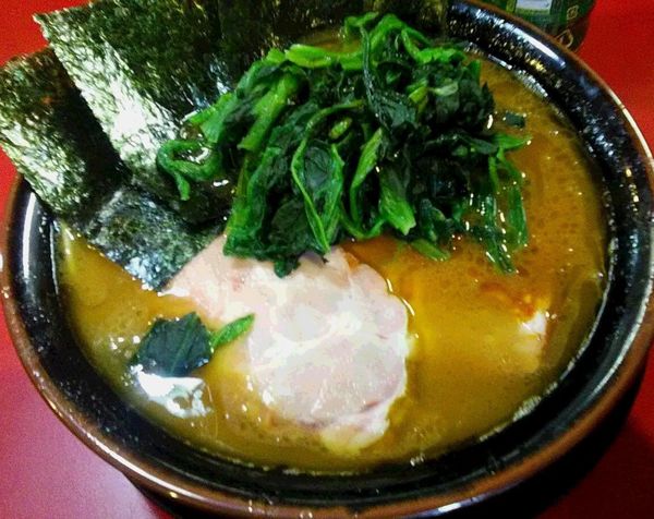 「中盛ラーメン　+　ほうれん草　+　チャーシュー2枚」@家系ラーメン とらきち家の写真