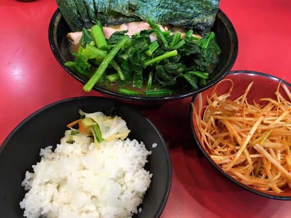 「ラーメン＋のり＋生ほうれん草＋細切りネギ＋ライス」@家系総本山 ラーメン吉村家の写真
