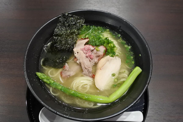 「鶏淡麗 塩らぁ麺￥８００」@らぁ麺 鬼滅の桜の写真
