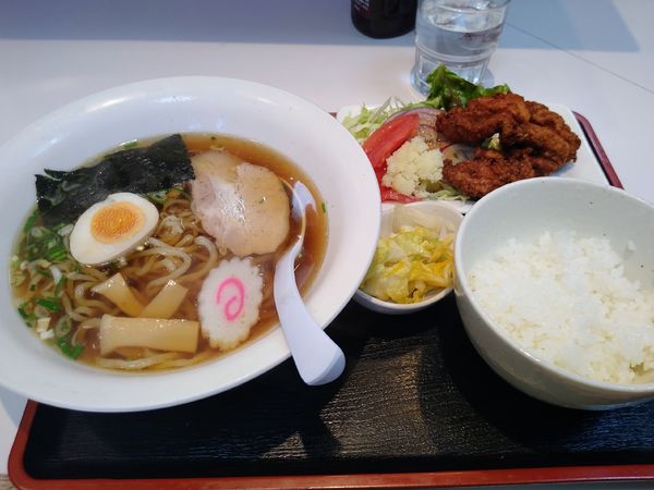 「ラーメン 唐揚げ半ライス (1番セット ) 800円」@せんりゅうラーメンの写真