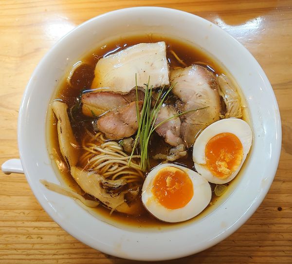 「醤油の純鶏ソバ＋味玉」@自家製麺 うろたの写真