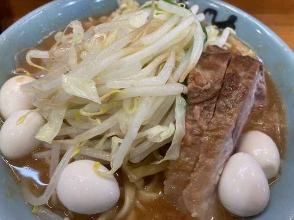 「小ラーメン＋うずら＋ヤサイ少な目＋にんにく」@ラーメン二郎 八王子野猿街道店2の写真