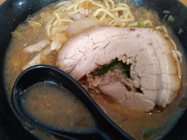 「にんにく味噌ラーメン+半ライス」@麺処 らふてるの写真